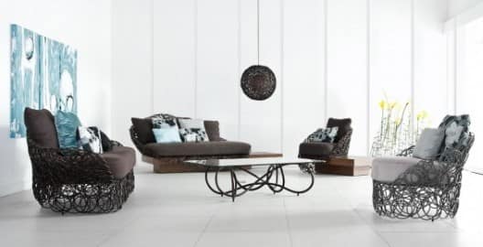 Пример сочетания сдержанности и простоты комнаты с витиеватыми элементами мебели