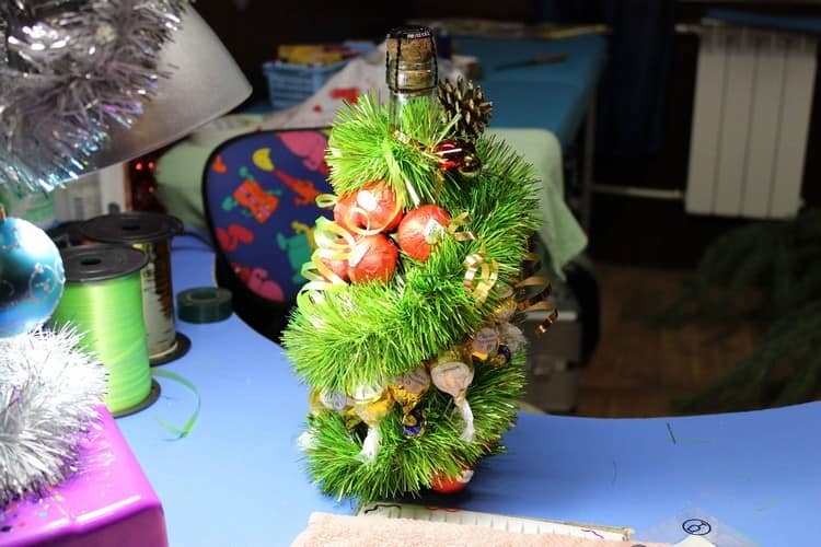 Декор бутылки шампанского в виде праздничной елки
