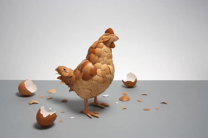 Скульптура: петух из скорлупок от яиц