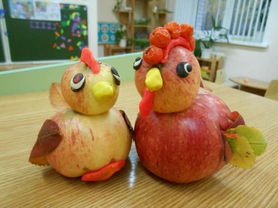 Петух и курица из яблок и пластилина