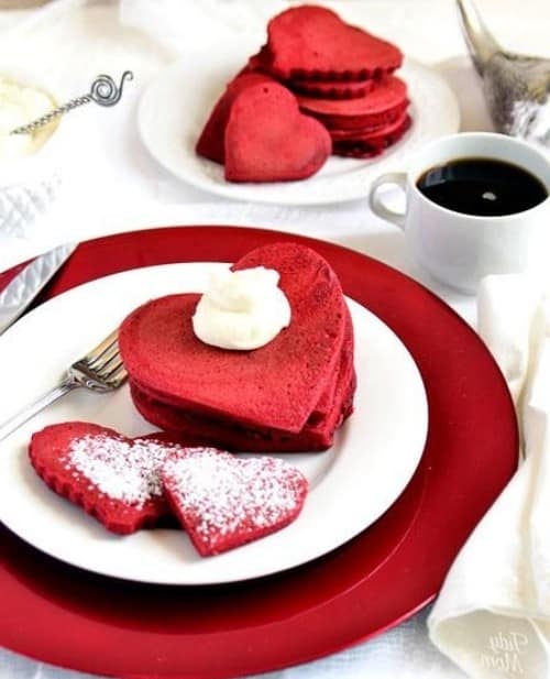 Алые печенья - сердечки, посыпанные сахарной пудрой - для завтрака на 14 февраля