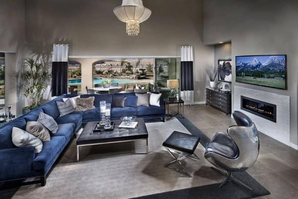 Синий диван насыщенного цвета в дизайне темно-серой гостиной