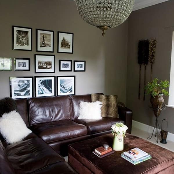 Коричневый кожаный диван в дизайне серой гостиной