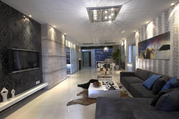 Угловой серый диван в дизайне стильной большой гостиной