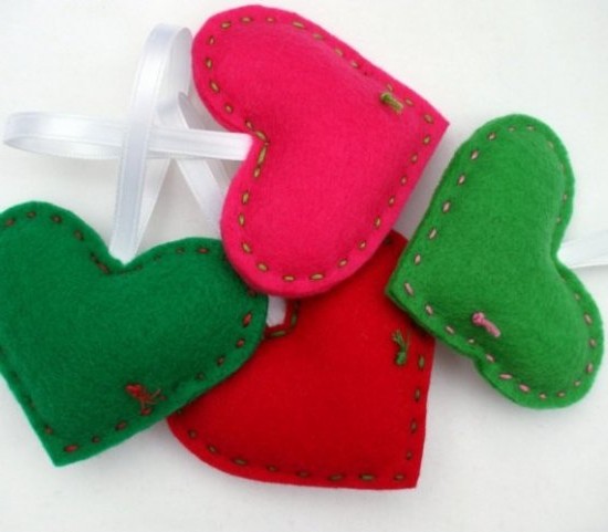 Красные, розовые и зеленые сердечки из фетра - идея для подарка и декора на 14 февраля