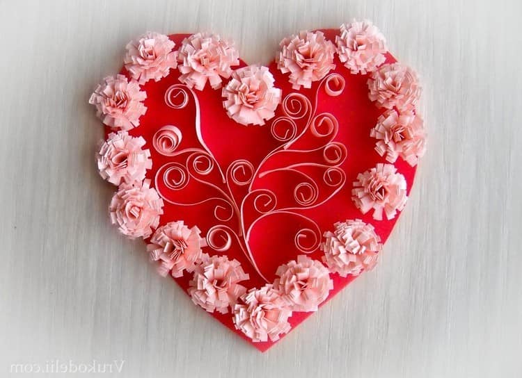 Валентинка-сердечко из бумажных цветов