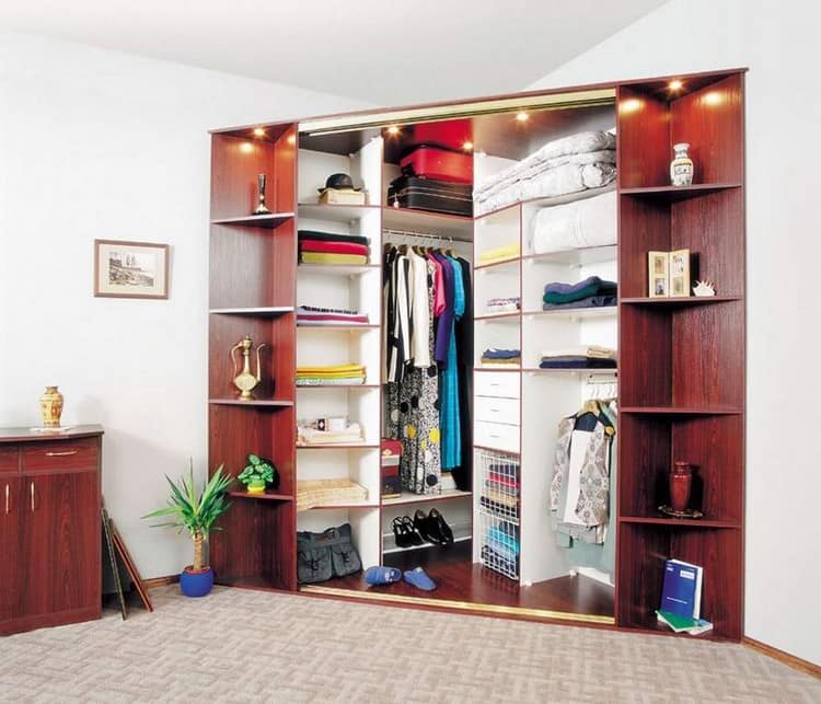 Угловой шкаф в интерьере спальни: компактное хранение вещей и организация гардероба (37 фото)