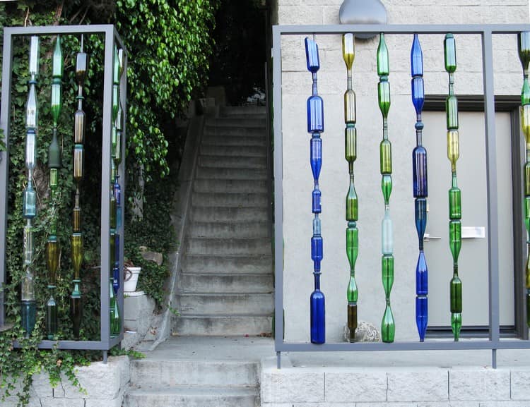 Декоративный забор на даче из разноцветных бутылок