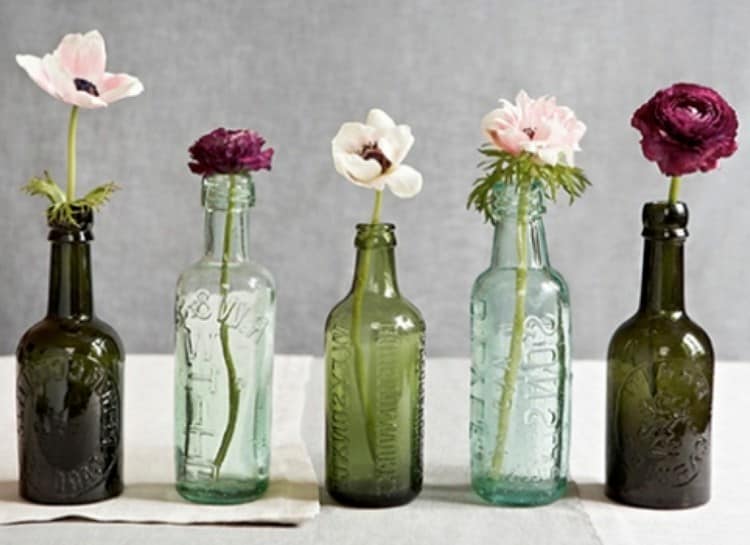 Маленькие стеклянные бутылочки можно использовать как вазы