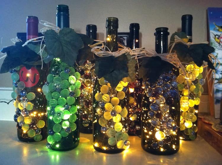 Светильники из гирлянды и винных бутылок