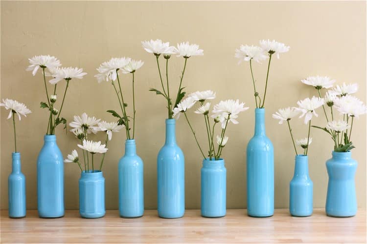 Голубые вазочки из бутылок разных форм и размеров
