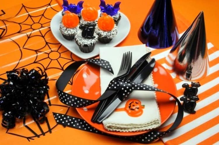 Как украсить стол на Хэллоуин + идеи для страшных угощений (40 фото)