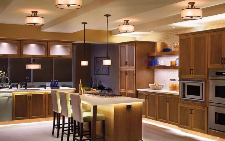 Освещение на кухне: выбираем светильники и подсветку для комфортного жилья (35 фото)