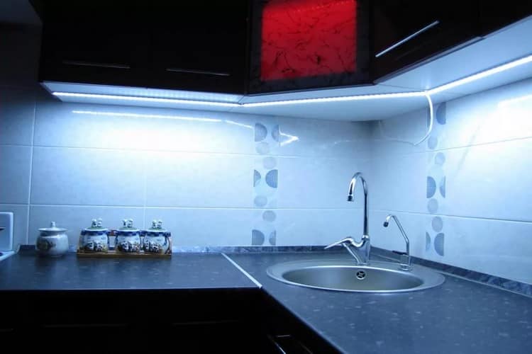 Освещение на кухне: выбираем светильники и подсветку для комфортного жилья (35 фото)