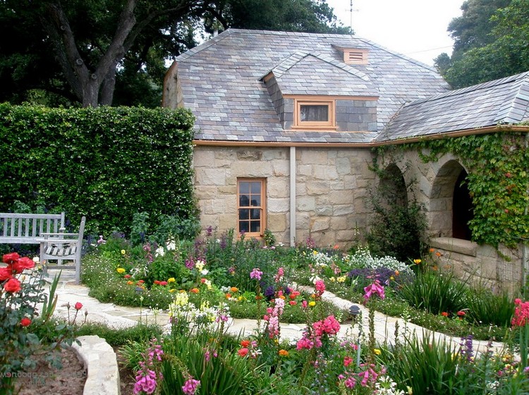 Дизайн двора загородного частного дома - идеи для садового участка (41 фото)