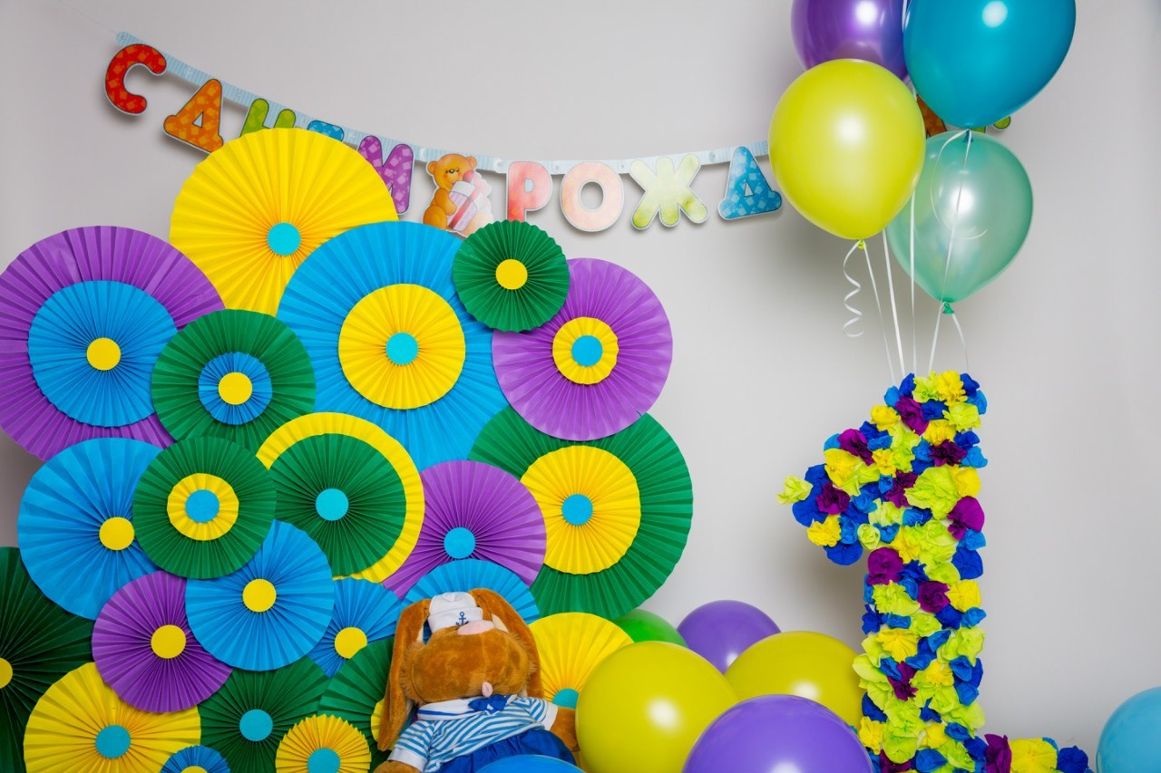 декор на день рождения большой цифрой, веерами и шарами