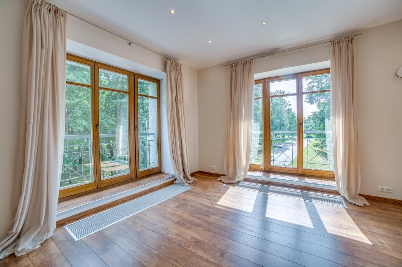 Дизайн панорамных окон в частном доме: особенности и варианты