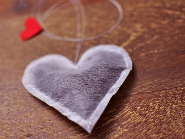 Чайный пакетик с сердечками. Чайный пакетик в виде сердечка. Пакетики чая в виде сердечка. Сердце из чайных пакетиков.